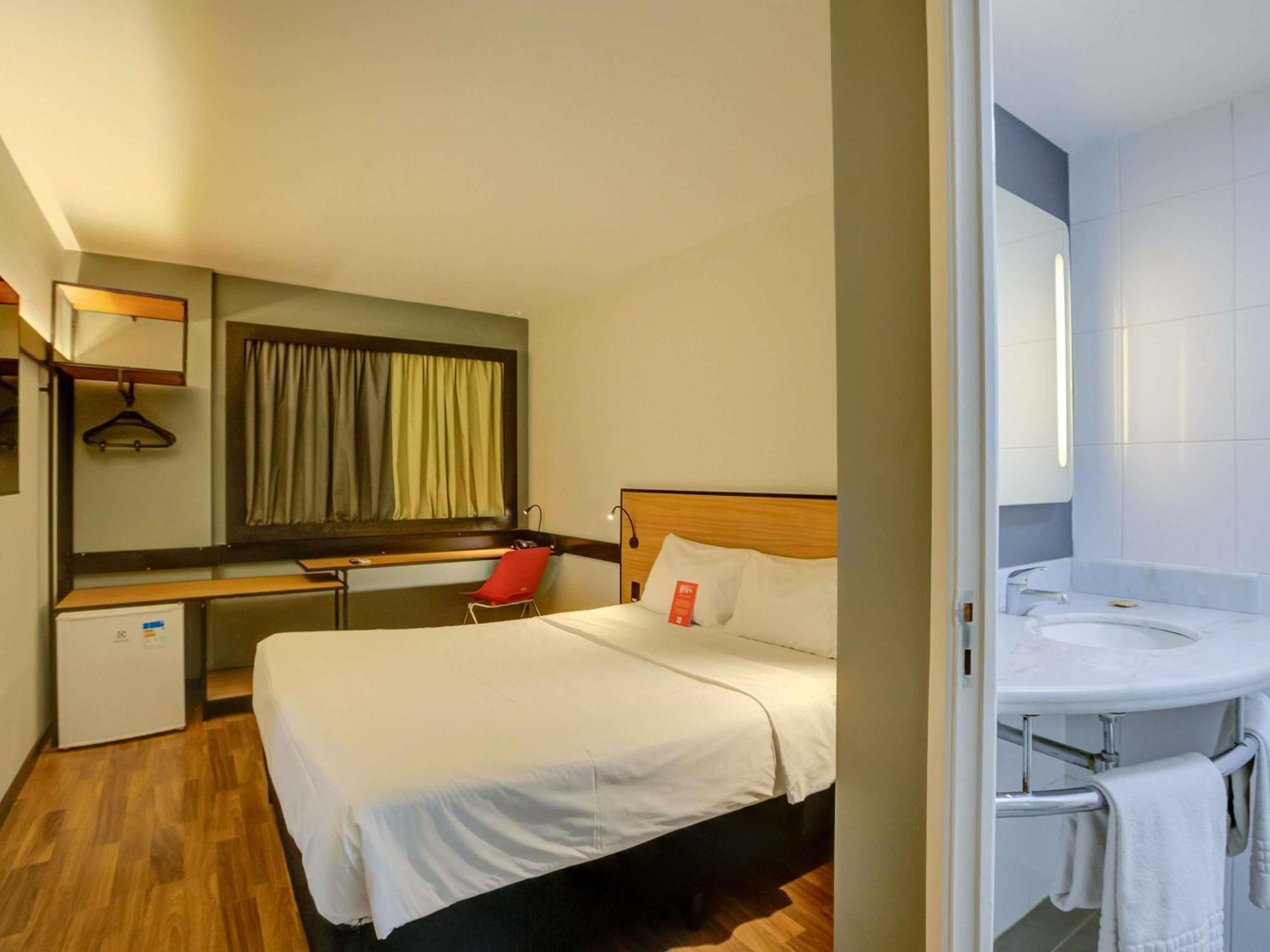 Quarto Duplo Standard com 1 Cama Extra de Criança